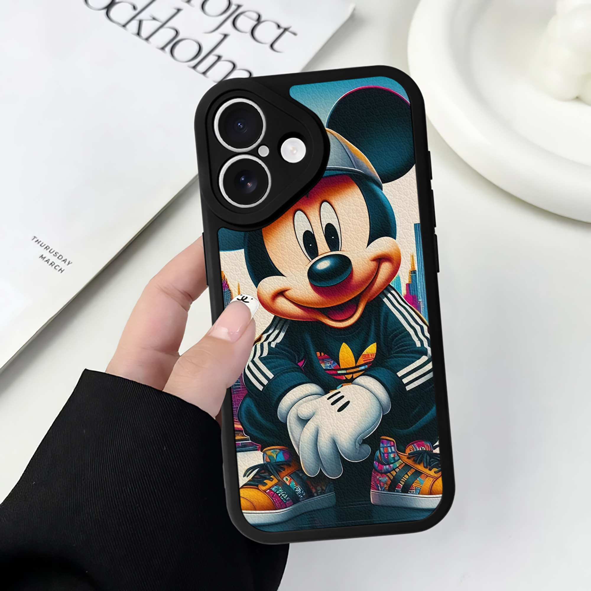 （画像用） ミッキーマウス Mickey Mouse 【iPhone 16シリーズ対応】シリコンスマホケース（レザー調） 材質：シリコン